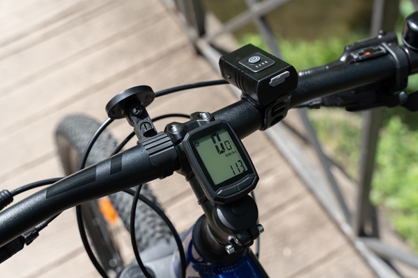 Guidon d'un vélo électrique avec le tableau de bord allumé